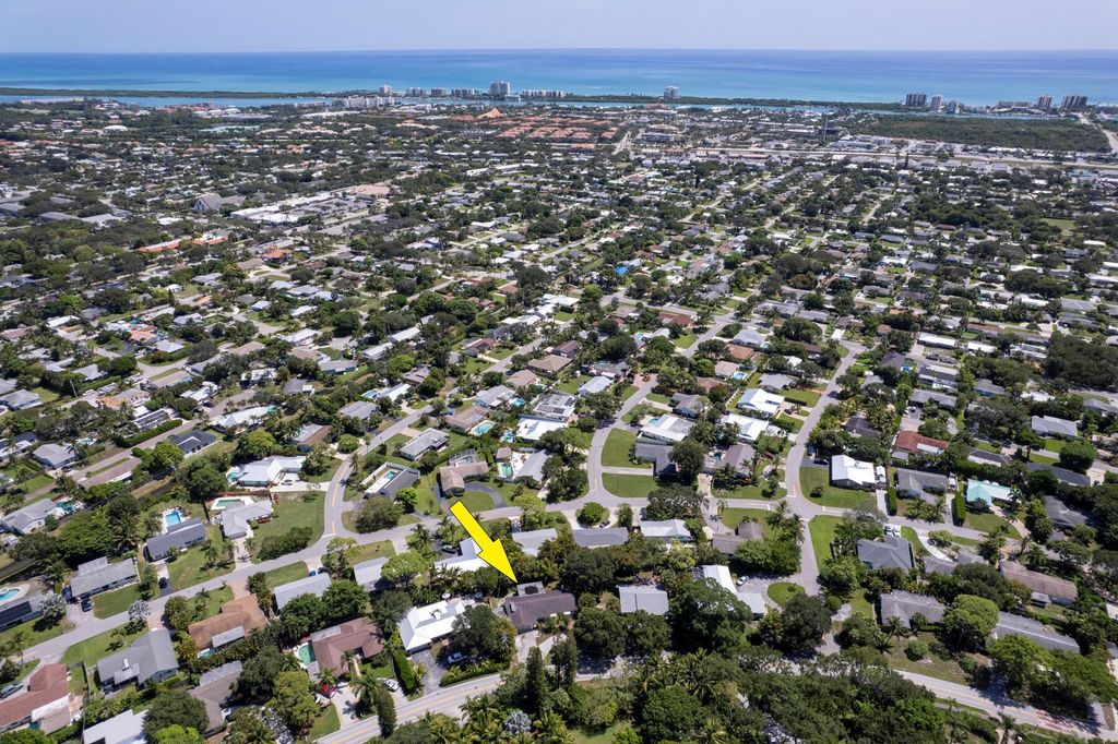 Photo of 229 W Riverside Drive, Jupiter, FL 33469 (MLS # R11118753)