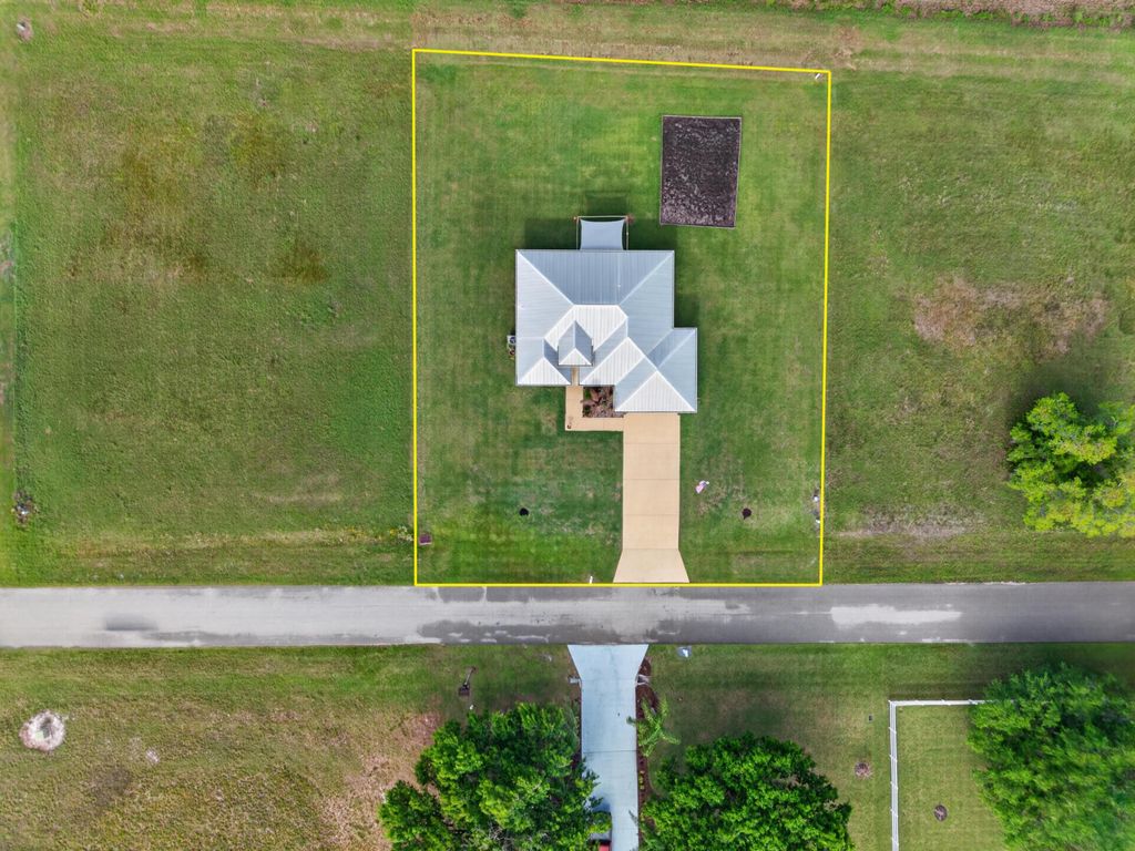 Photo of 624 Woodmont Street, Sebring, FL 33876 (MLS # B26014062)