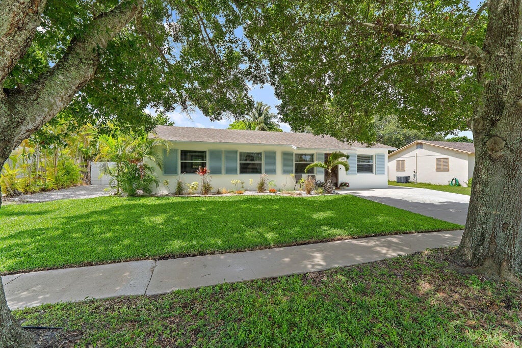 Photo of 1008 Mohawk Street, Jupiter, FL 33458 (MLS # R11098609)
