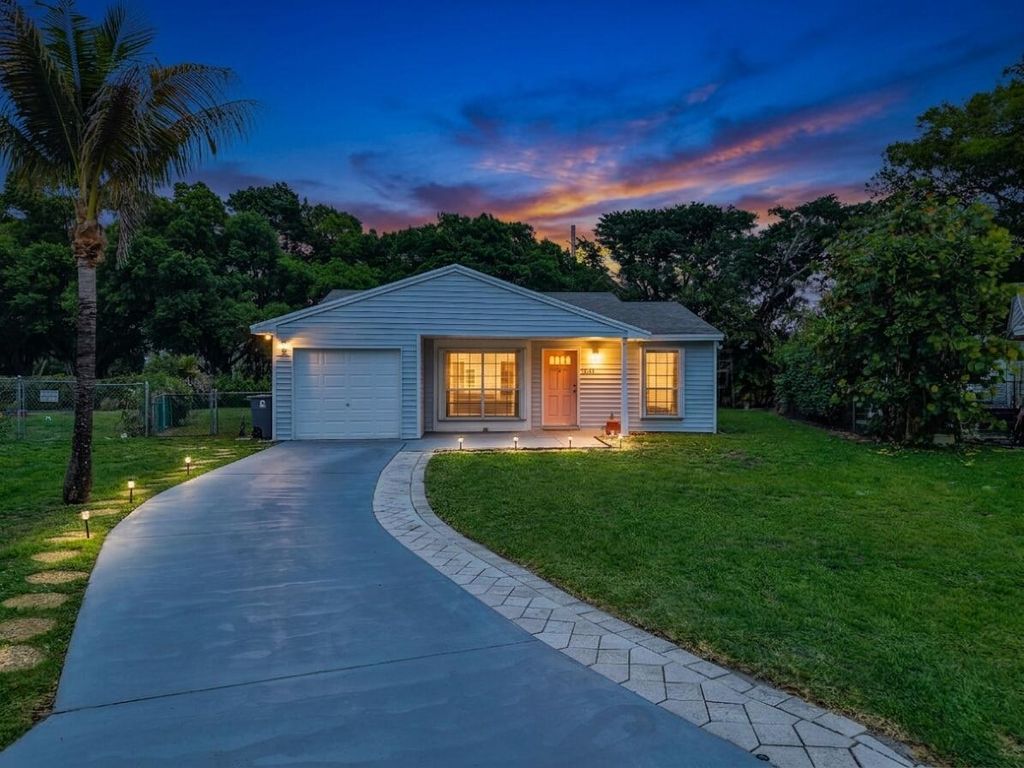 Photo of 5048 Silver Maple Lane, Boynton Beach, FL 33472 (MLS # B26021742)