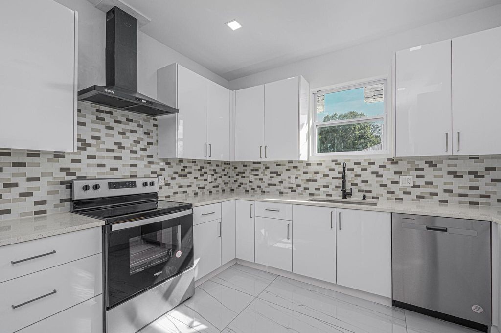 Photo of 5312 Deleon Avenue, Fort Pierce, FL 34951 (MLS # R10957091)