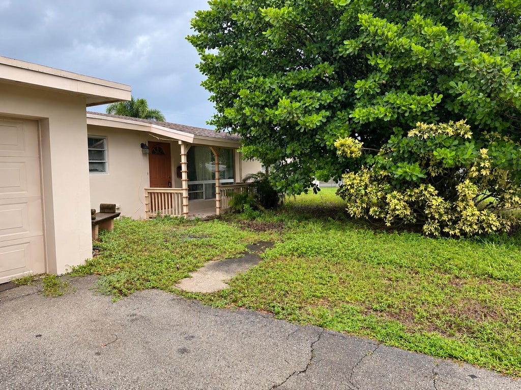 Photo of 1025 SE 14TH Street, Deerfield Beach, FL 33441 (MLS # B26092147)