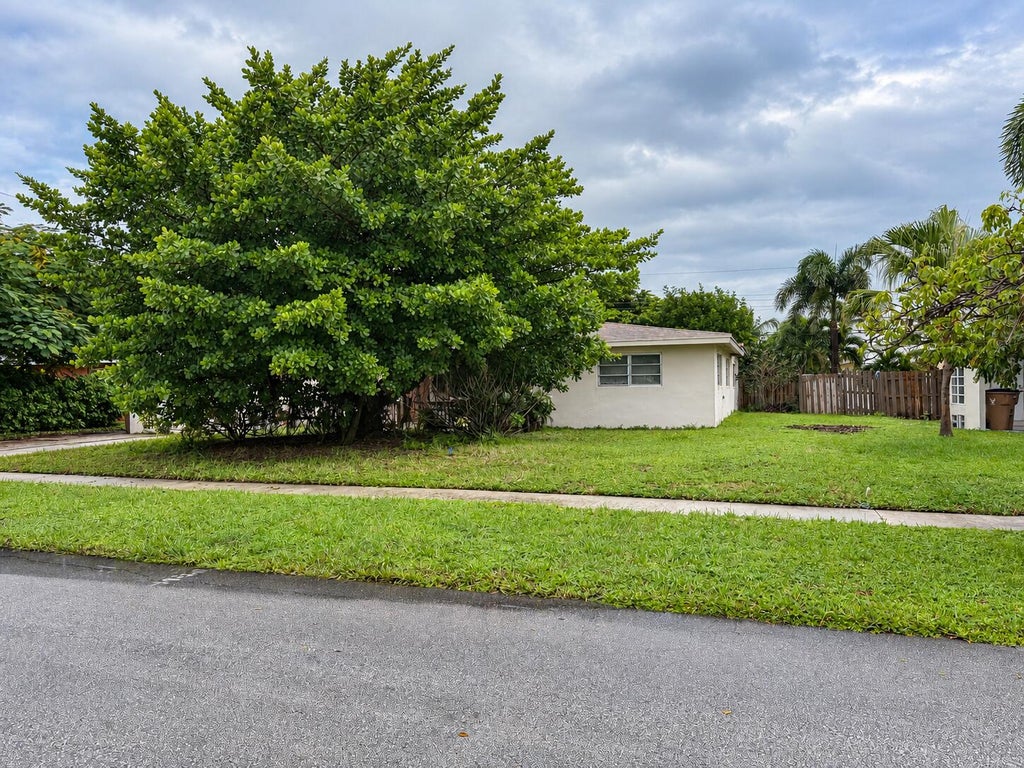 Photo of 1025 SE 14TH Street, Deerfield Beach, FL 33441 (MLS # B26092147)