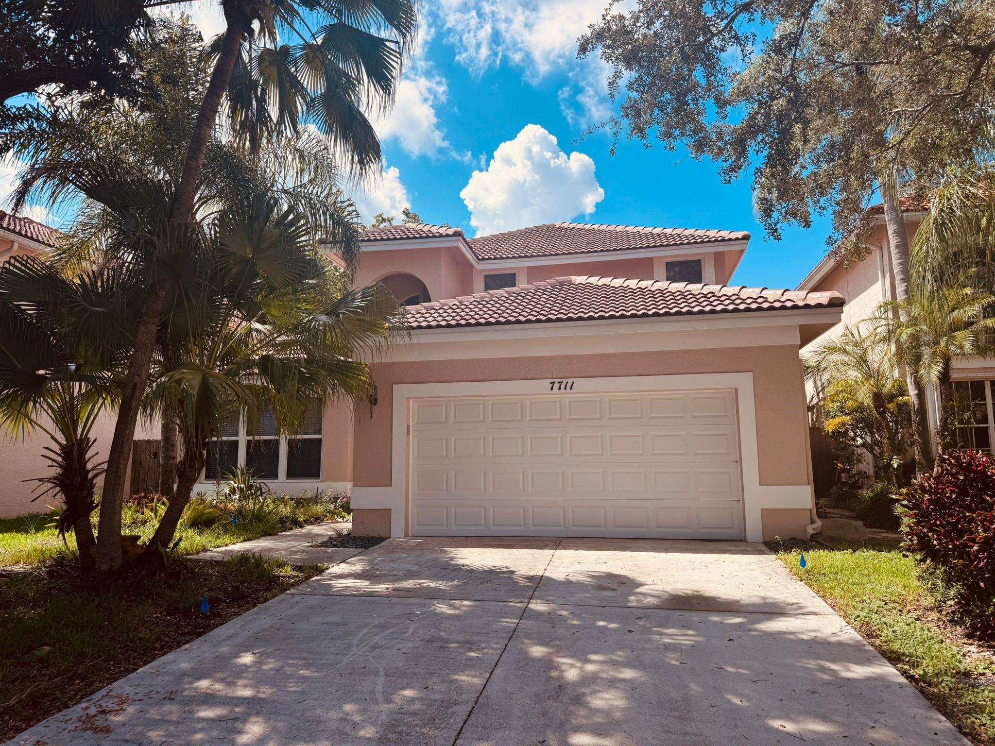 Beautiful home in Margate, with 4 bedrooms and 2 full bathrooms, plus a guest bathroom. The master bedroom is on the first floor, along with a dining room and a TV room. It's spacious and offers plenty of natural light. Close to Coral Springs, home to the area's best restaurants and shops.