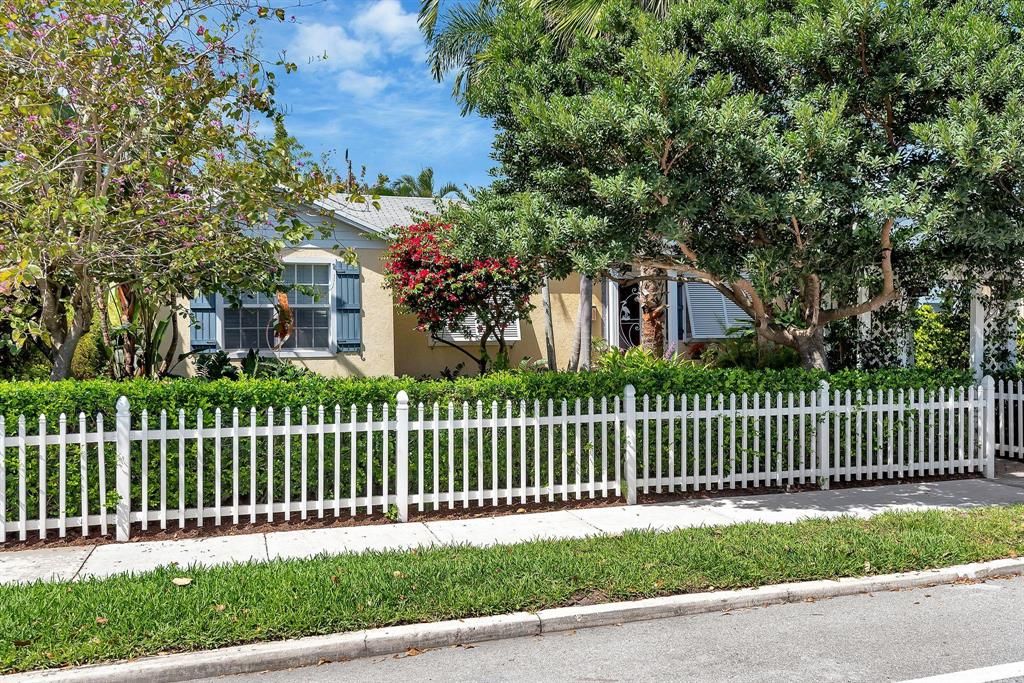 Photo of 6509 Lake Avenue, West Palm Beach, FL 33405 (MLS # R10701575)