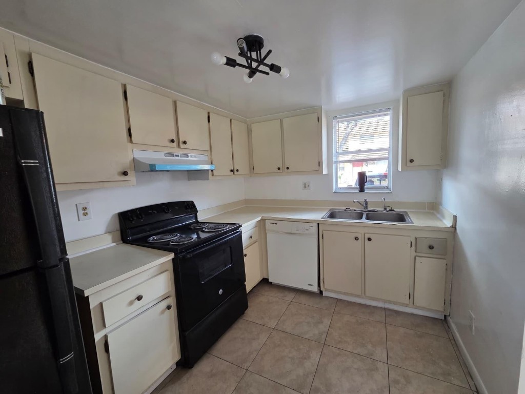 BRENTWOOD WEST TOWNHOUSES - Residential Lease