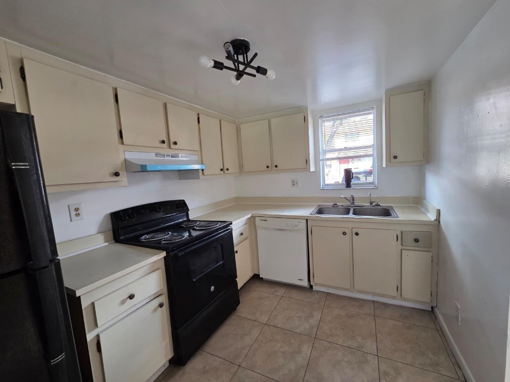 BRENTWOOD WEST TOWNHOUSES - Residential Lease