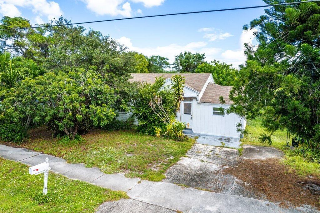 Photo of 229 SW 4th Avenue, Delray Beach, FL 33444 (MLS # R10937726)