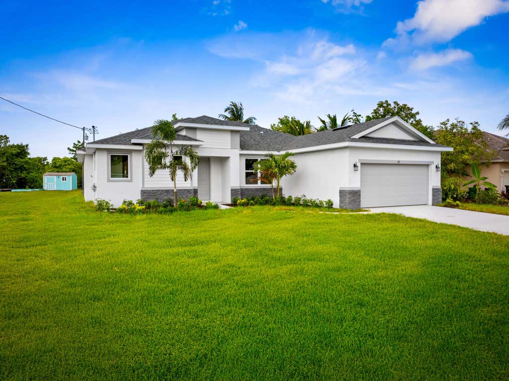 Photo of 165 SW Amesbury Avenue, Port Saint Lucie, FL 34953 (MLS # R11100219)