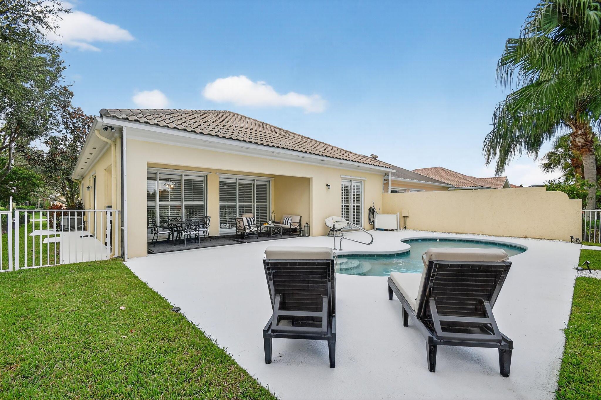 Wellington, Florida 33414, United States, 3 Bedrooms Bedrooms, ,3 BathroomsBathrooms,Residential,Pending,209613