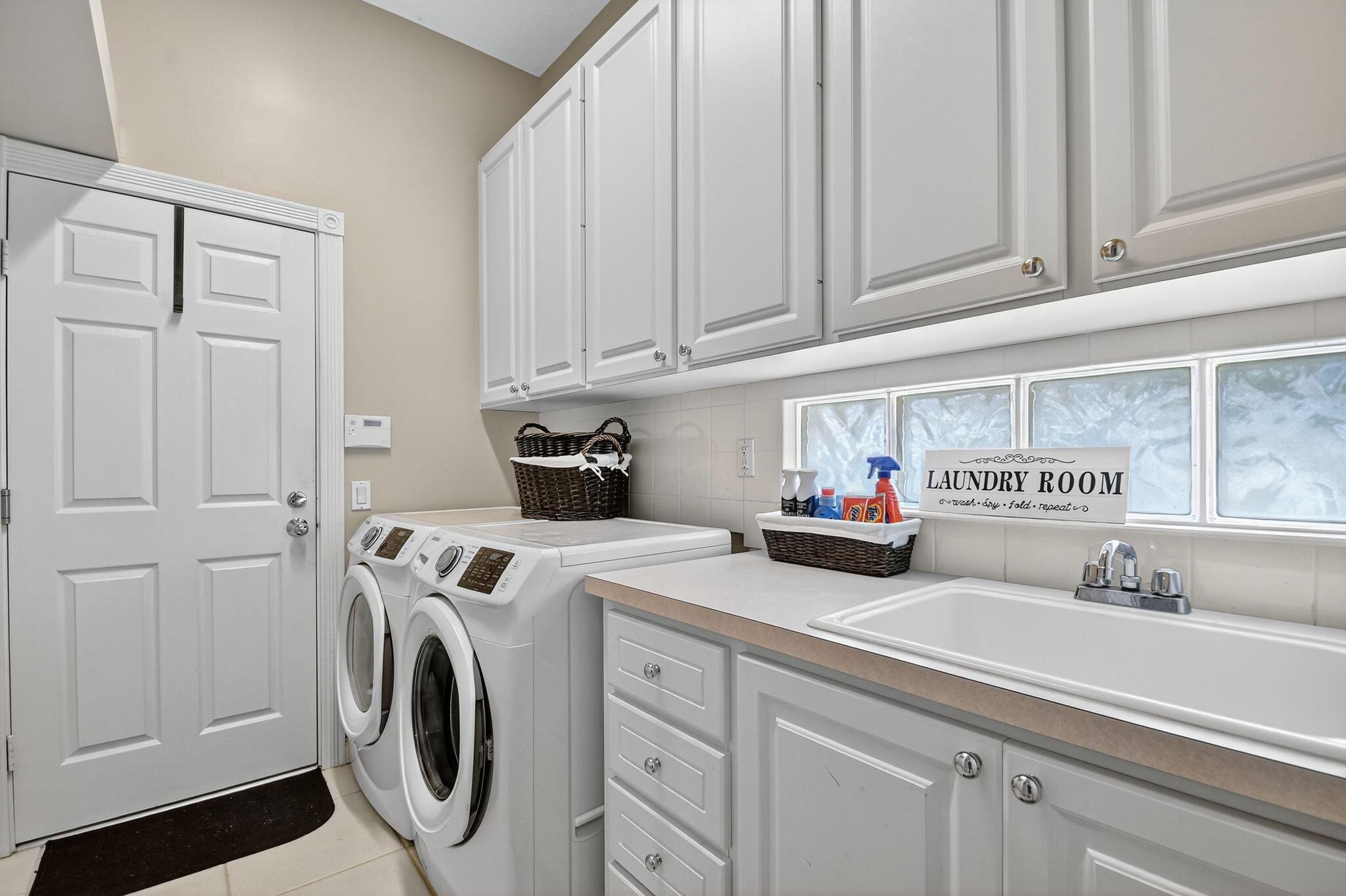 Wellington, Florida 33414, United States, 3 Bedrooms Bedrooms, ,3 BathroomsBathrooms,Residential,Pending,209613