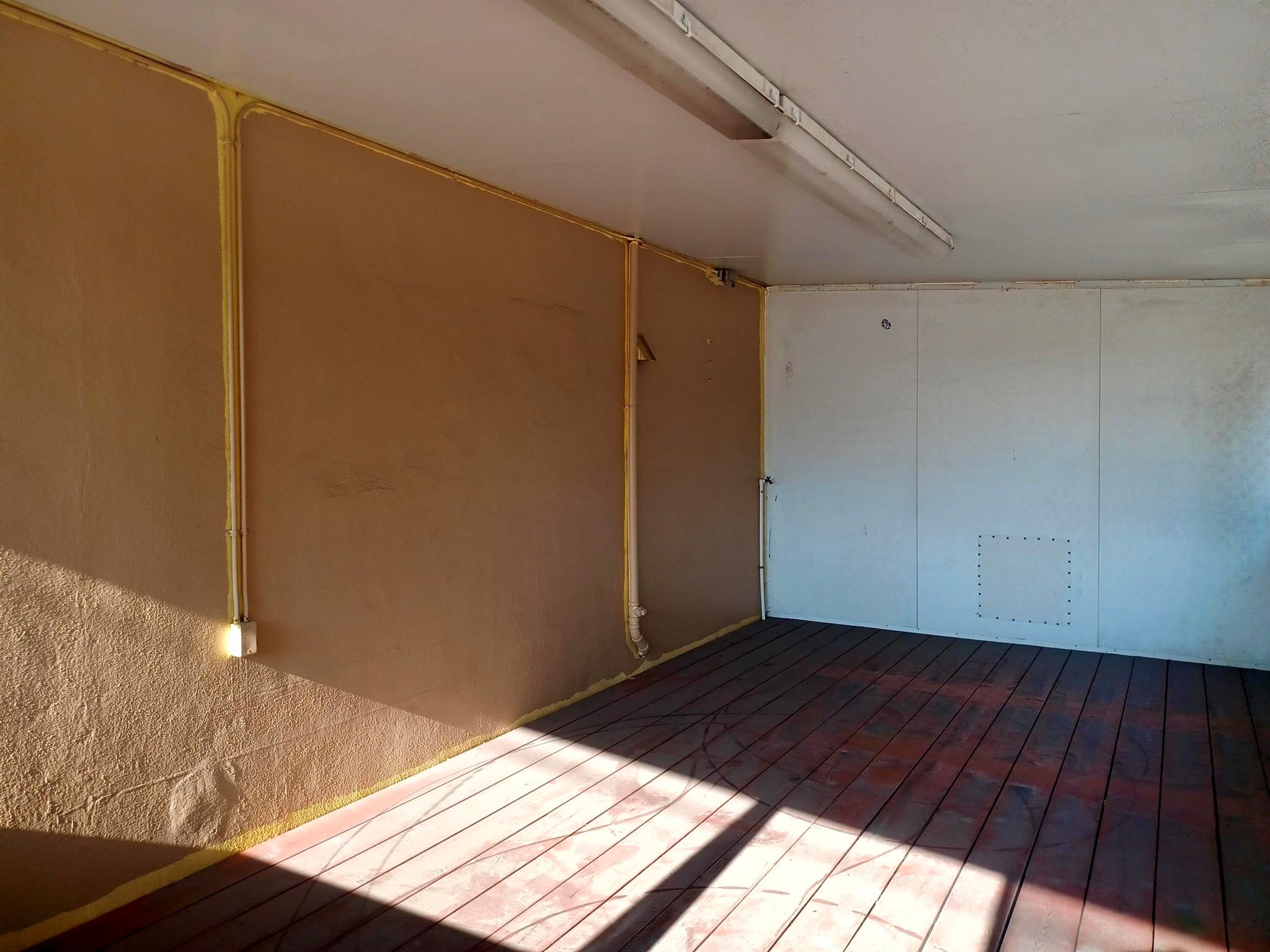 MC LARTYS - Commercial Sale