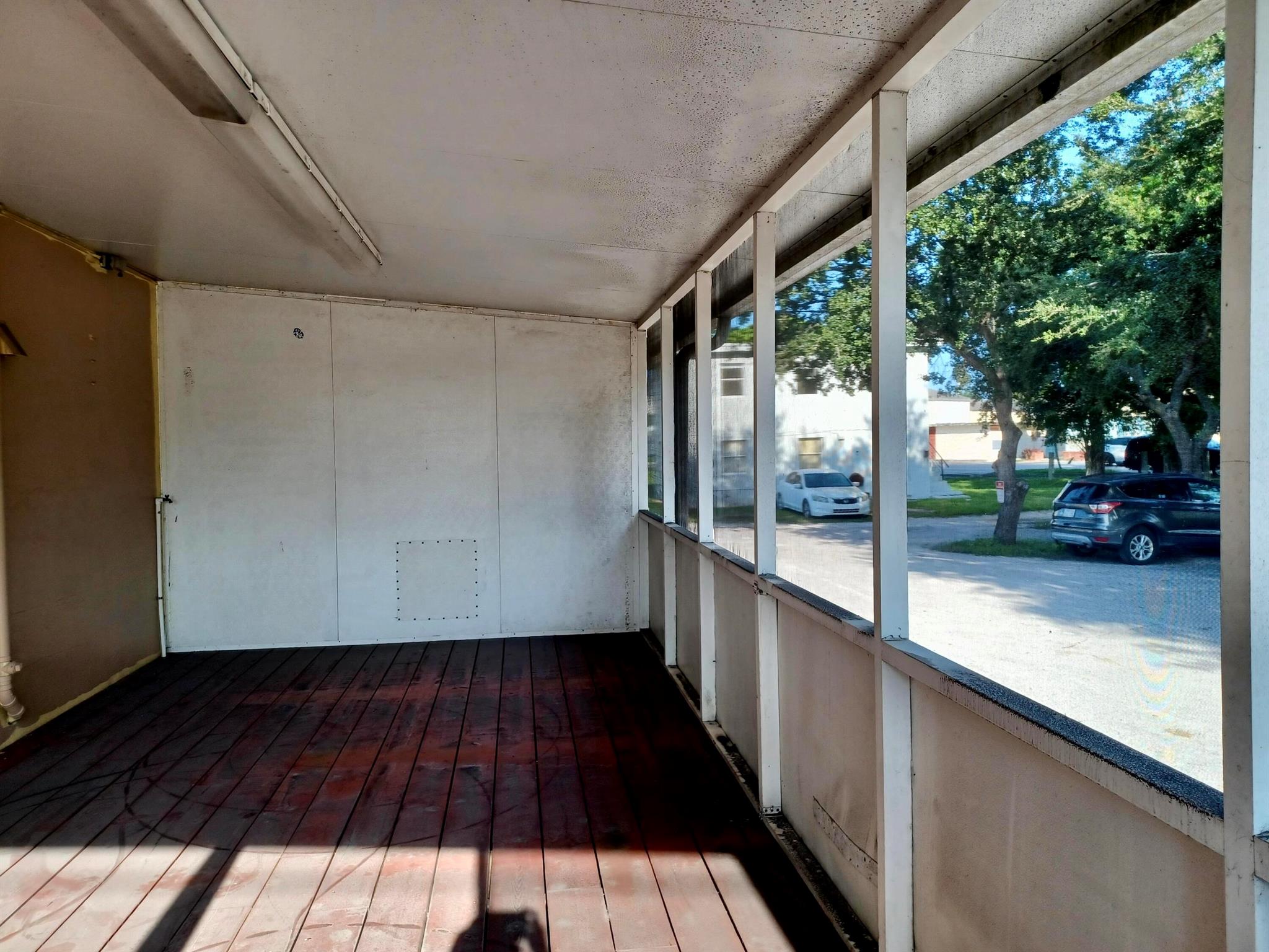 MC LARTYS - Commercial Sale