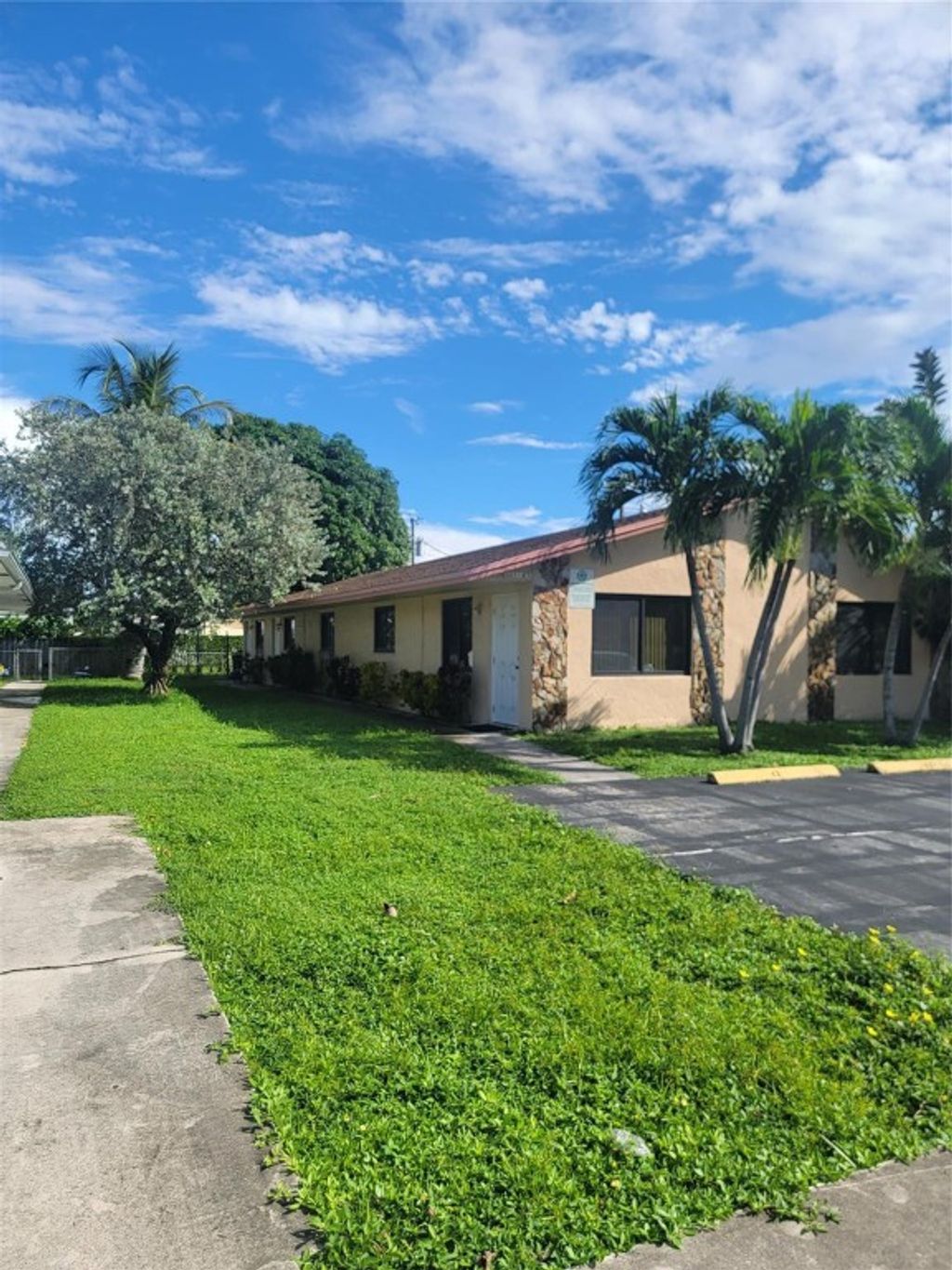 Photo of 43 SE 15th Street, Dania Beach, FL 33004 (MLS # F10546057)