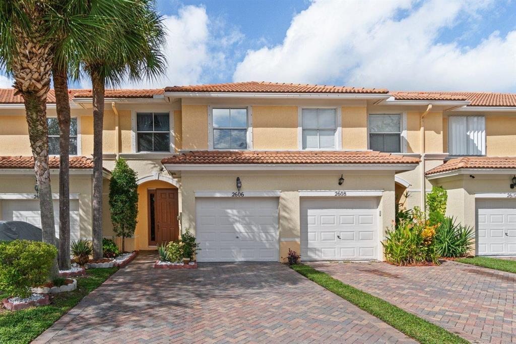 I invite you to this beautiful fully renovated with crown molding Townhouse at the corner of the roundabout. Kitchen and laundry appliance are brand new, with beautifully renovated master bathroom and laminated wood floor. Walking distance from Target, Walmart, Pharmacy, Restaurant and 24 hrs fitness center. Just 15 min away from the Beach and JFK Hospital. 3.5 tons A/C is only 3 yrs old