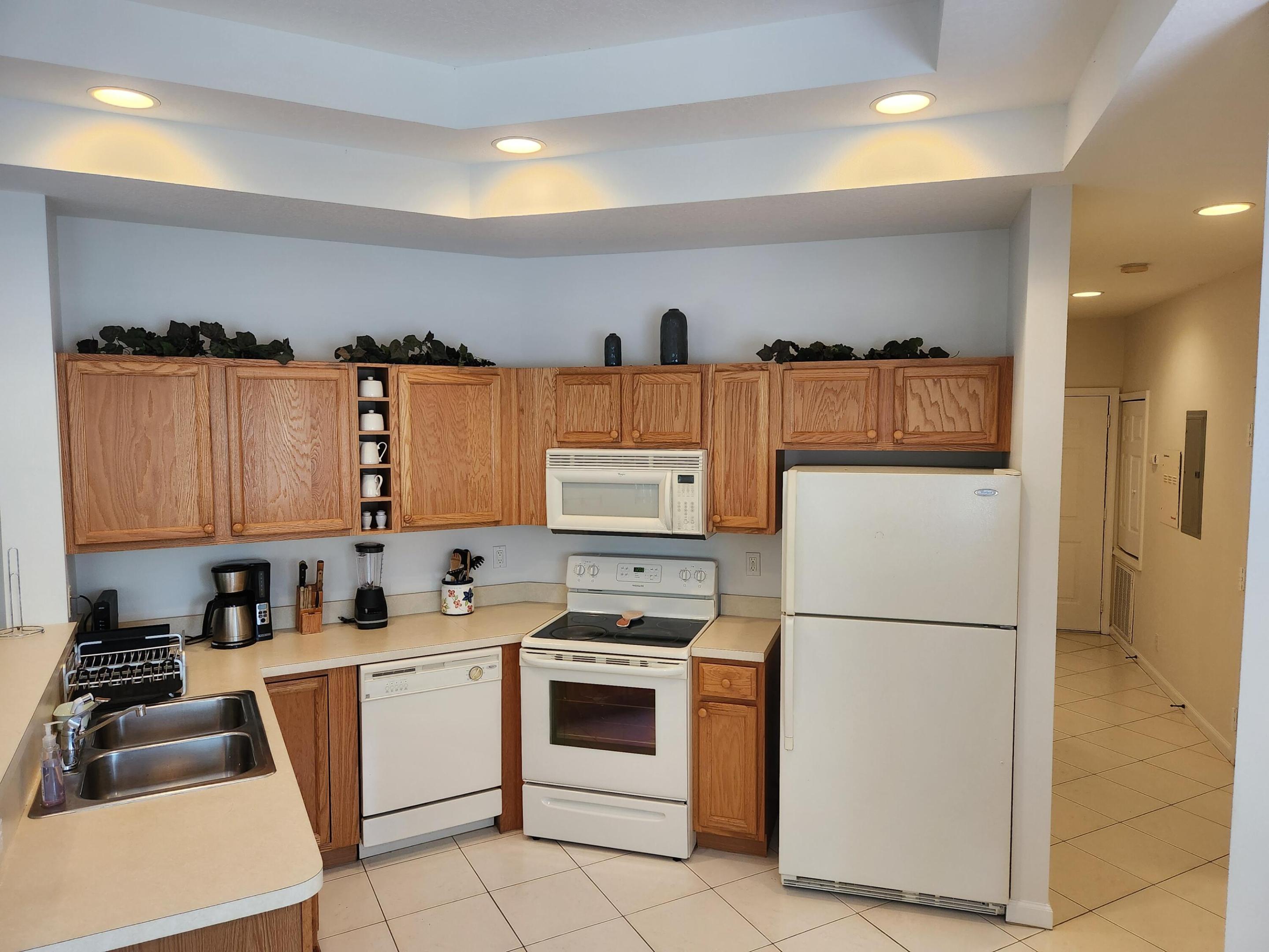 CASTLE PINES CONDOMINIUM - Residential Lease