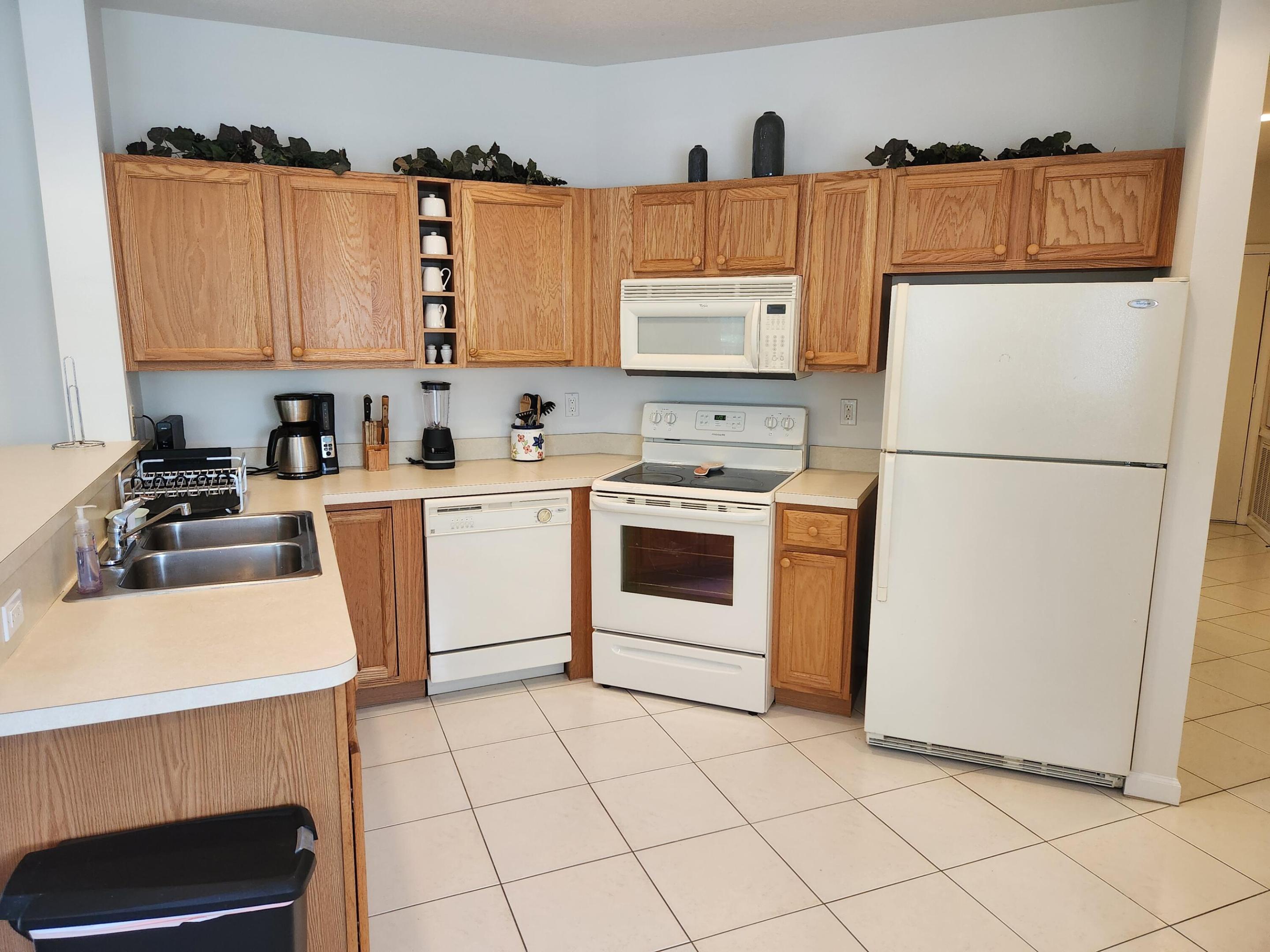 CASTLE PINES CONDOMINIUM - Residential Lease