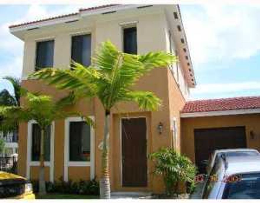 SPACIOUS 2/2.5 BATHROOM TOWNHOUSE WITH SPACIOUS UPSTAIRS LOFT AREA...KITCHEN  FEATURES NICE GRANITE COUNTERTOPS ALONG WITH A SECONDARY ACCESS DOOR TO HOME.OWNER HAVING ENTIRE UNIT REPAINTED INSIDEMASTER BEDROOM ON SECOND FLOOR.