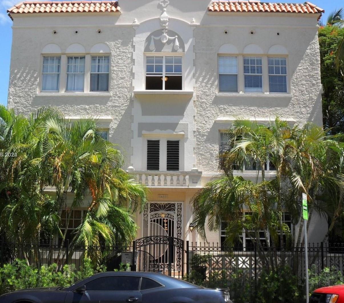 **Charming 1-Bedroom Condo in South Beach**
Discover your new home in the heart of South Beach! This cozy fully furnished 1-bedroom, 1-bathroom condo has everything you need. Nestled in a unique lowrise, located on the first floor, you're moments away from all the excitement Miami Beach has to offer.
Available for annual rent, this condo blends comfort and convenience perfectly. Contact us today to schedule a viewing!