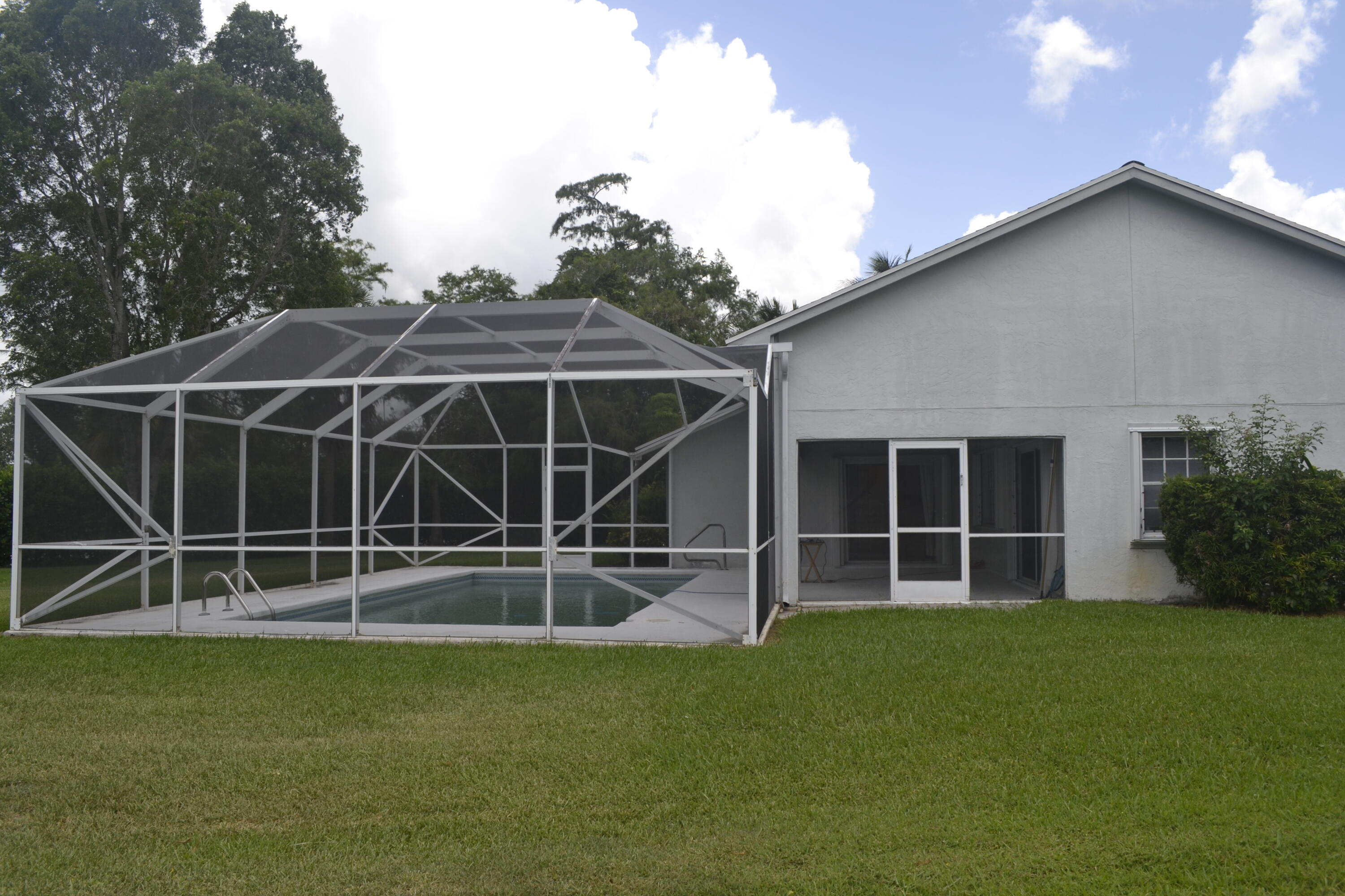 SUGAR POND MANOR OF WELLINGTON - Residential