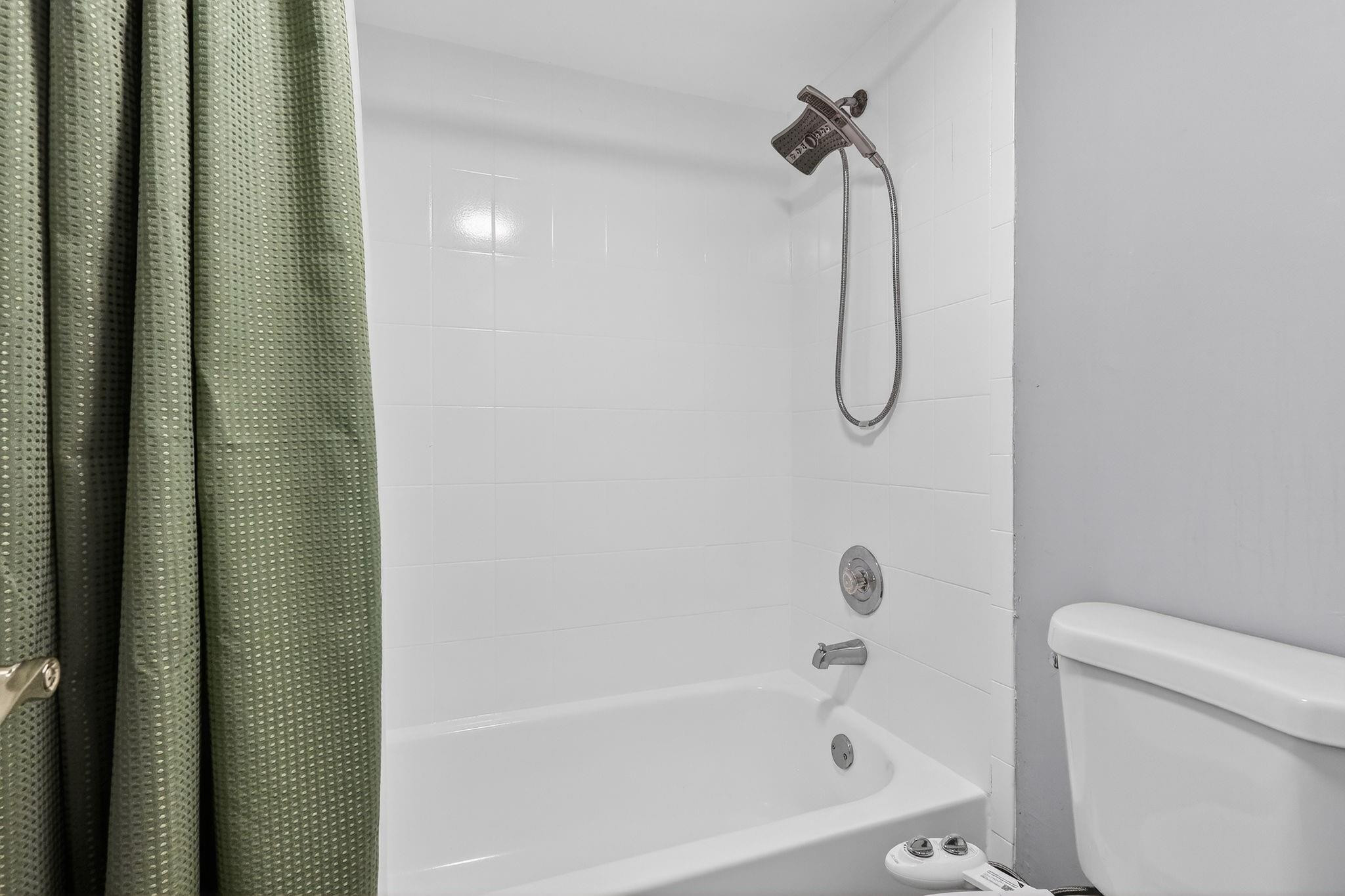 QUATRAINE CONDO - Residential