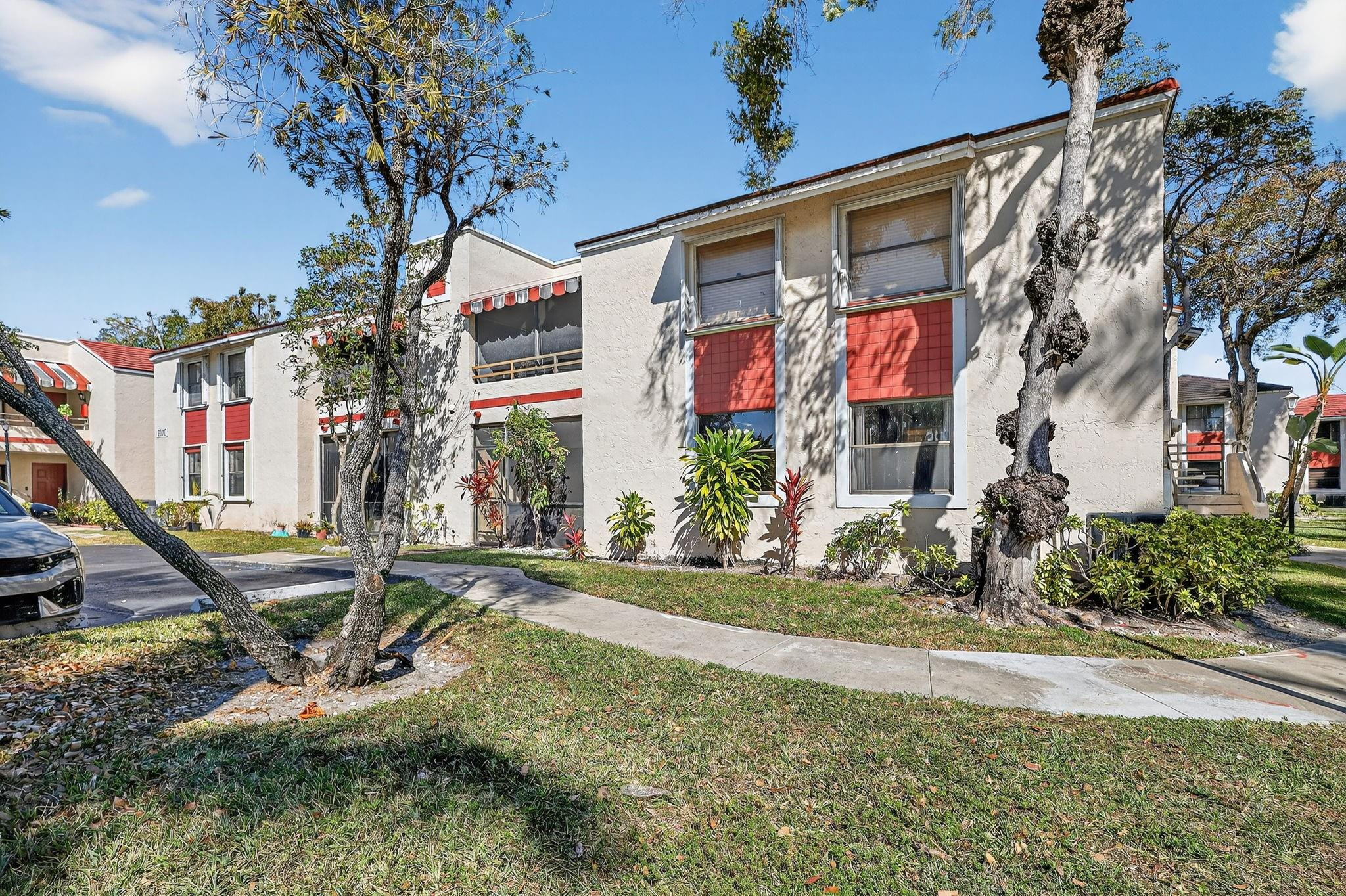 QUATRAINE CONDO - Residential