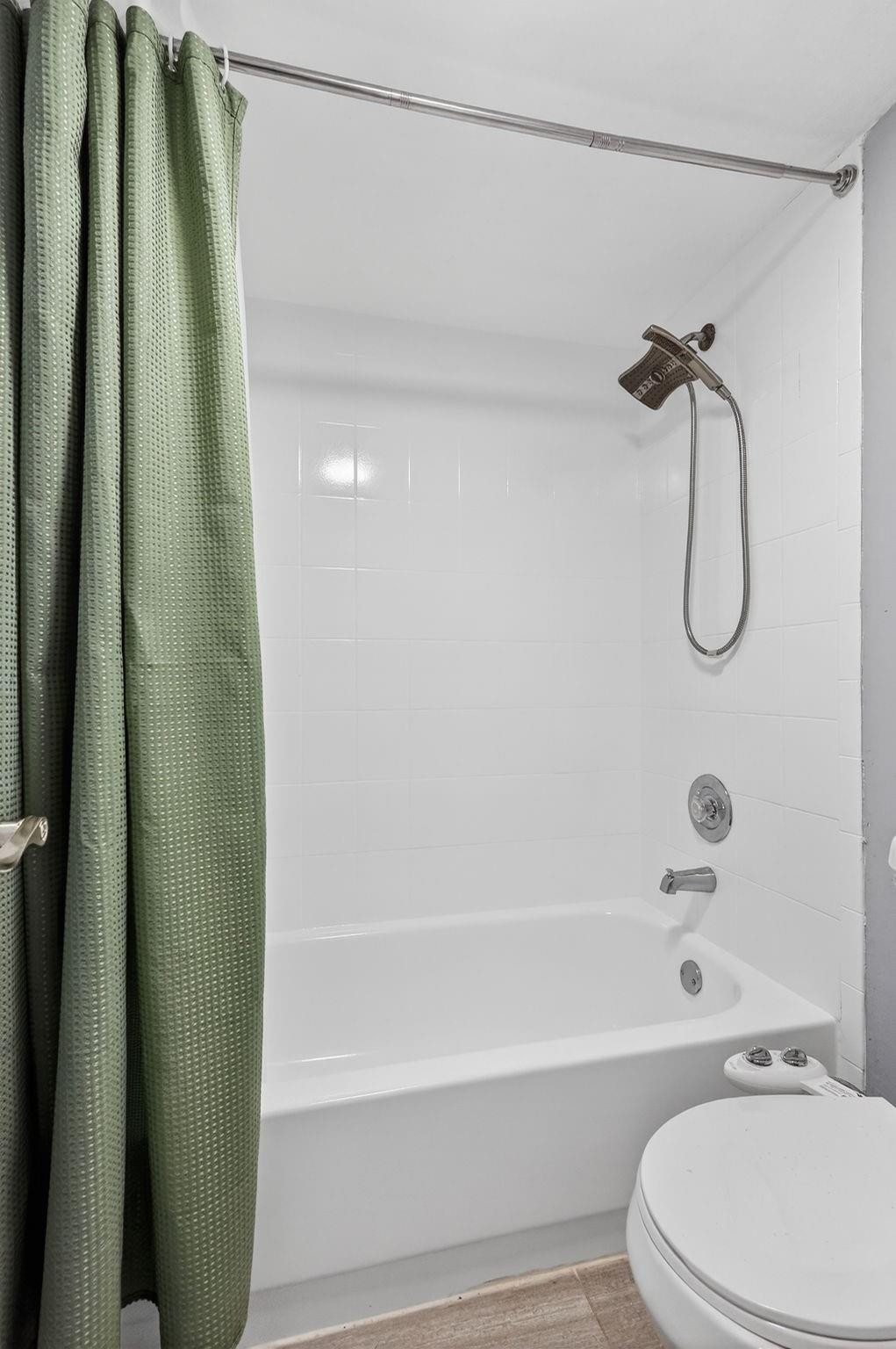 QUATRAINE CONDO - Residential