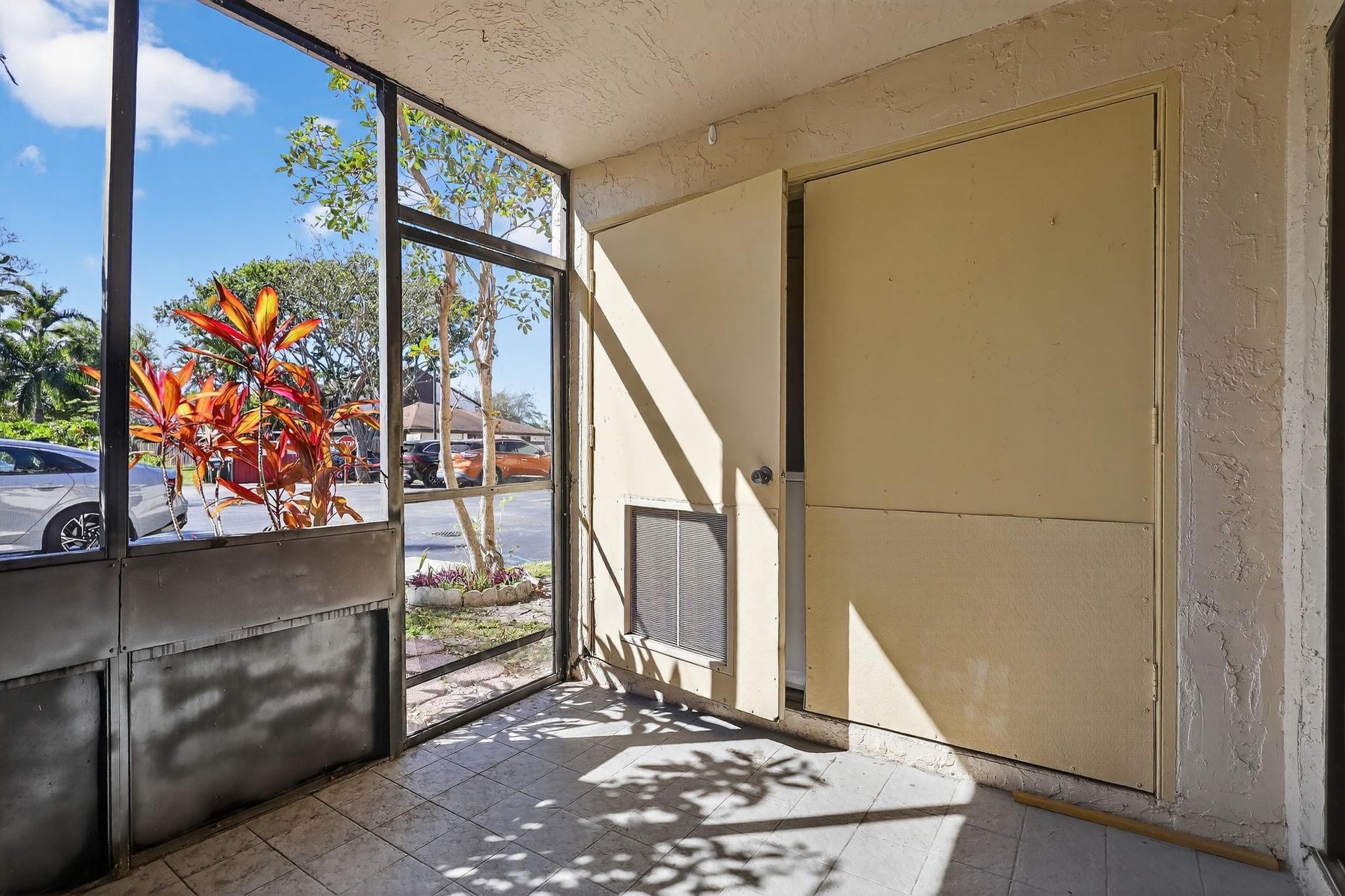 QUATRAINE CONDO - Residential