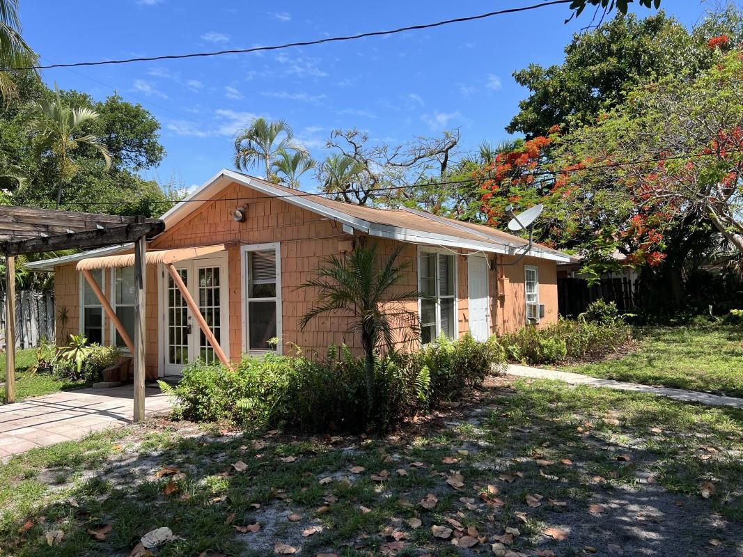 Cozy Key West Cottage home with 2 bed 1 bath, vaulted ceilings in living and master bedroom, large outdoor yard surrounded by tropical leafy trees. Shared coin laundry room on site. No HOA, quick approval, move in Ready! A small pet allowed with non-refundable pet deposit