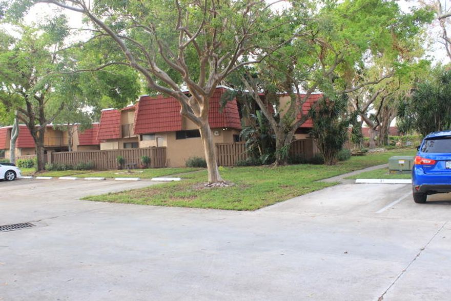 Two bedrums and two and half bathrooms townhouse located in very family and pet friendly community in central area of Boca Raton. Great school district, close to major HWY's, shopping , restaurants.