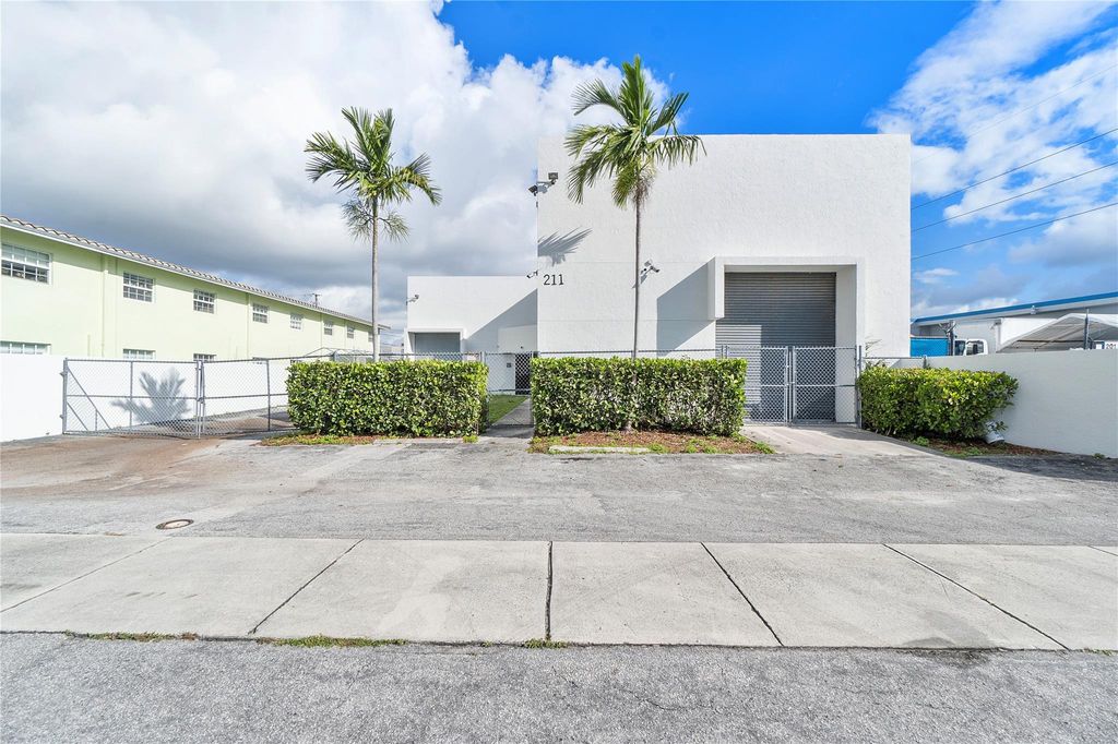 Photo of 211 SW 20th St, Fort Lauderdale, FL 33315 (MLS # F10401701)