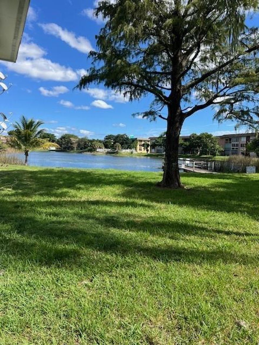 Cozy apartment featuring a spacious layout with high ceilings and ceiling fans. Enjoy a cute, functional kitchen with plenty of natural light. Stunning views of the lake and garden create a peaceful, inviting atmosphere — perfect for relaxing or entertaining.
Laundry on site
