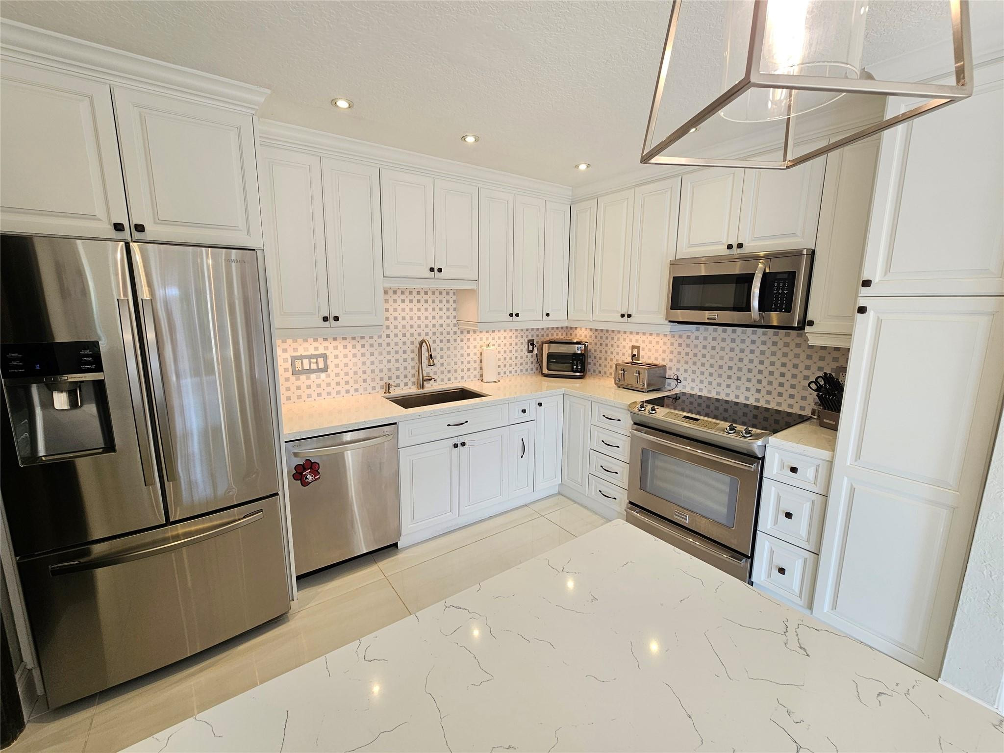 LIGHTHOUSE POINT ESTATES - Residential