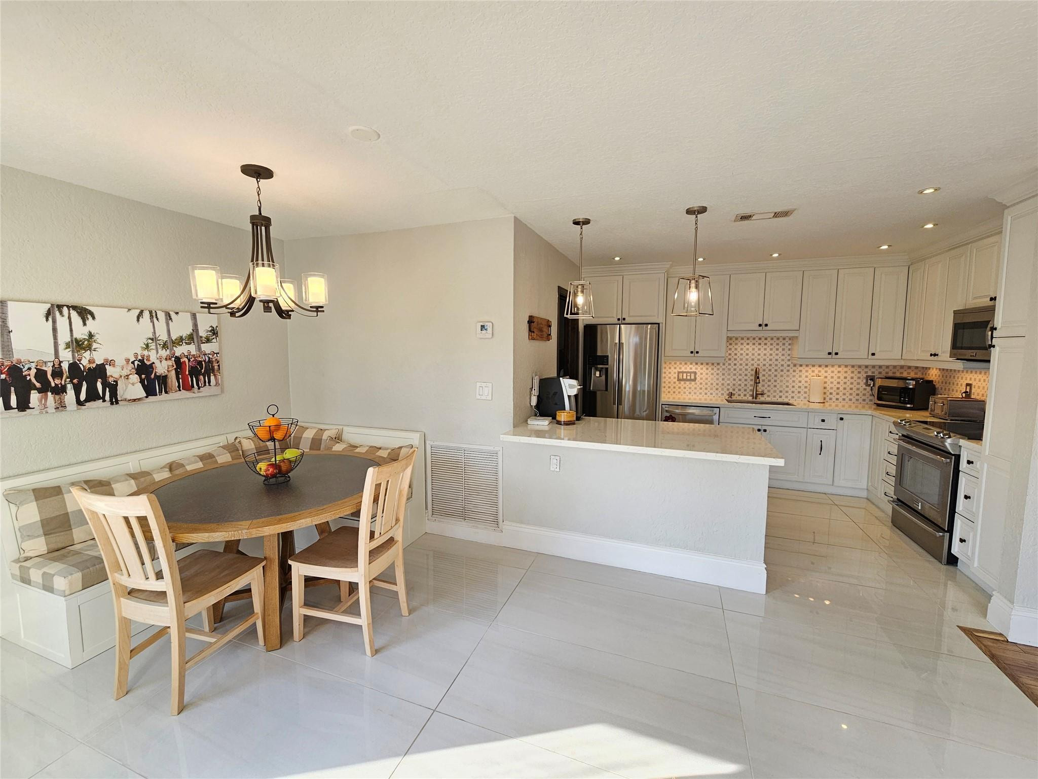 LIGHTHOUSE POINT ESTATES - Residential