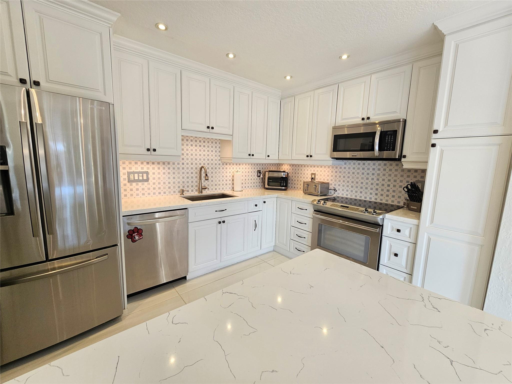 LIGHTHOUSE POINT ESTATES - Residential