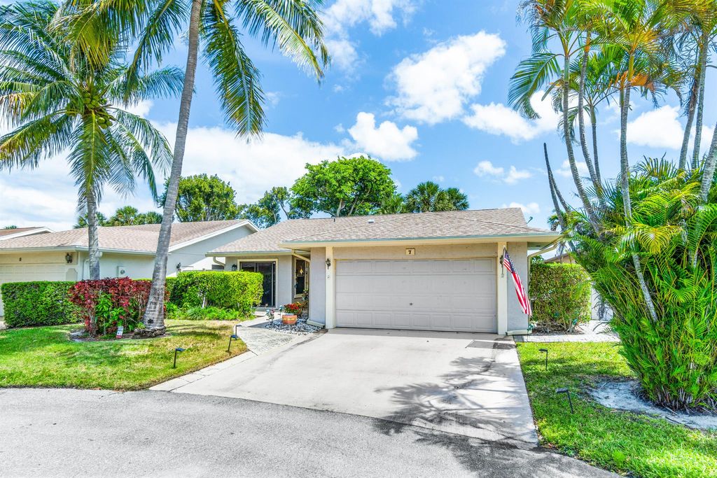 Photo of 7 Fenwick Place, Boynton Beach, FL 33426 (MLS # R10976732)