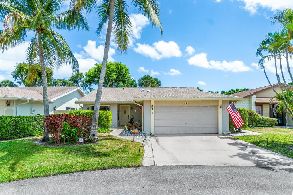 Photo of 7 Fenwick Place, Boynton Beach, FL 33426 (MLS # R10976732)