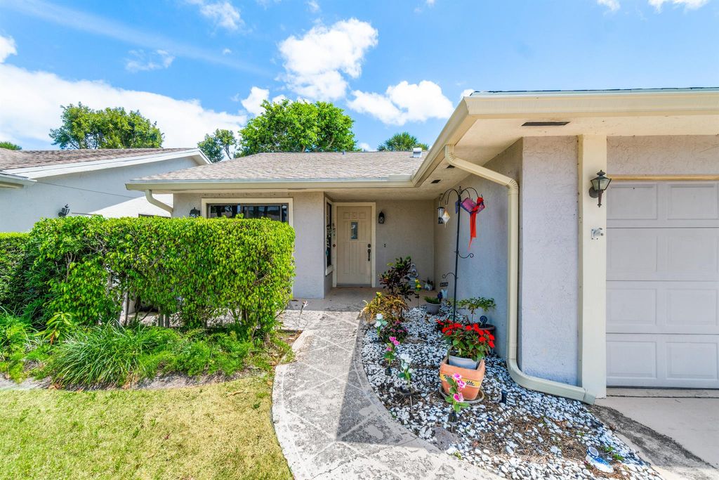 Photo of 7 Fenwick Place, Boynton Beach, FL 33426 (MLS # R10976732)