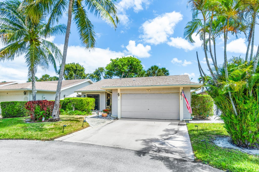 Photo of 7 Fenwick Place, Boynton Beach, FL 33426 (MLS # R10976732)