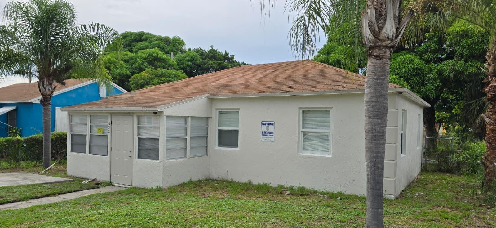 Great opportunity to live in a single family home in Riviera Heights for multifamily situation, 3 Bedroom 1 bath house with detached 1 bedroom 1 bath in rear of house. Interior has been updated with new bathroom, fresh paint, Washer/Dryer, Tile floors, spacious yard.