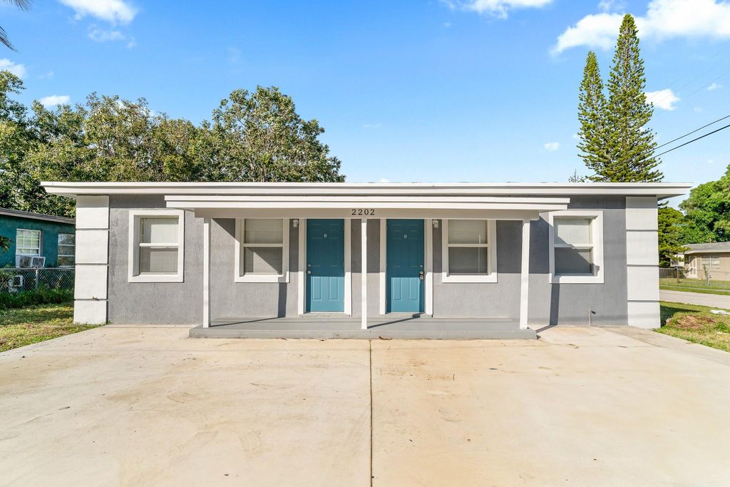 Photo of 2202 Avenue, Fort Pierce, FL 34950 (MLS # F10421763)