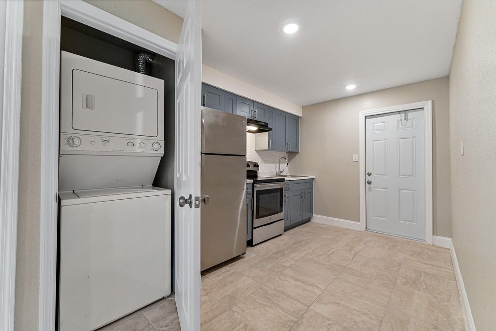 Photo of 2202 Avenue, Fort Pierce, FL 34950 (MLS # F10421763)