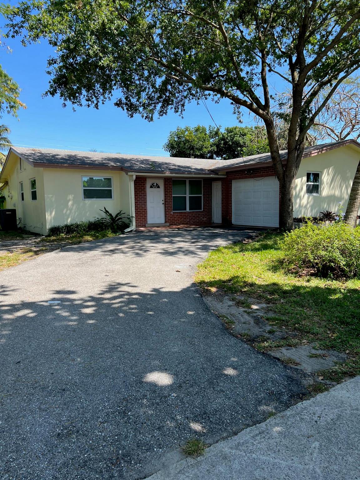 Spacious 4 bedroom family home centrally located near Okeechobee & Haverhill Rd. Porcelain tile flooring, updated kitchen,,covered rear patio w laundry room. OCentral AC, one car garage & plenty of parking in driveway.