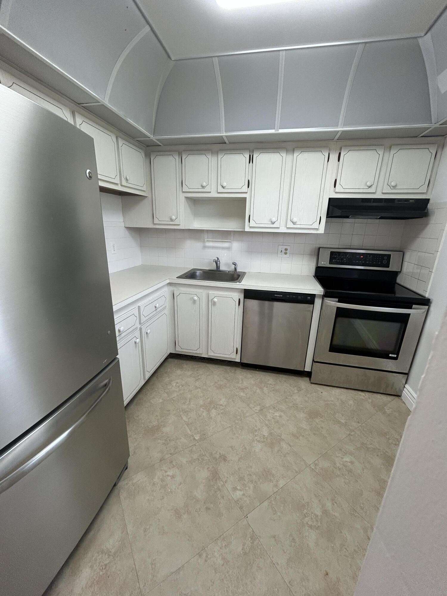 ORIOLE GOLF & TENNIS CLUB CONDO - Residential Lease