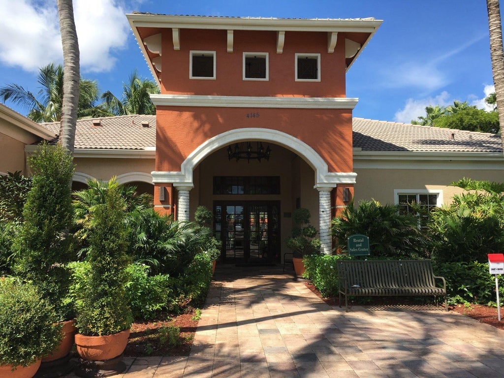 Photo of 4163 N HAVERHILL Road #1220, West Palm Beach, FL 33417 (MLS # B26084837)