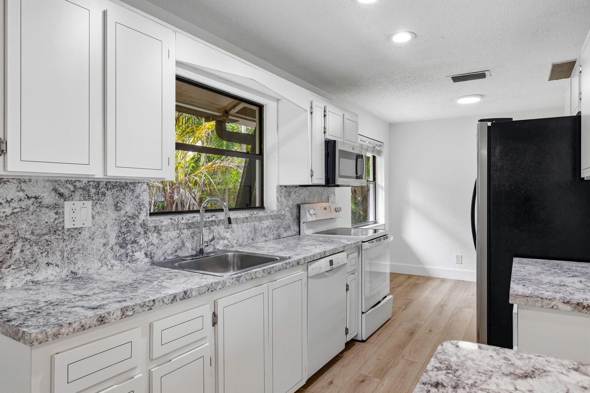 Guardian Estates 81-41 B - Residential Lease