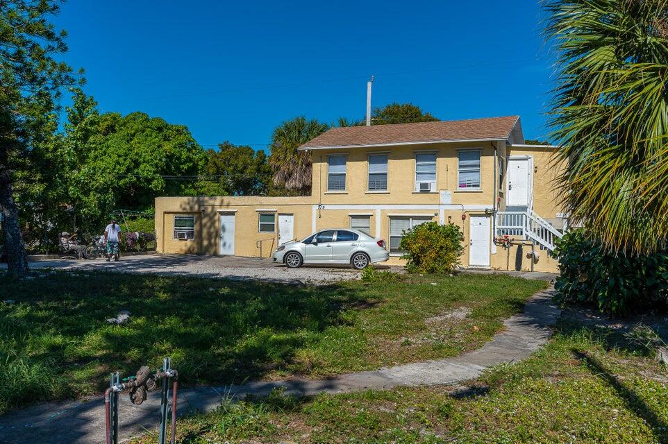 Experience the charm of this delightful one-bedroom, one-bathroom, ground-floor apartment situated in the coveted Pinewood district of West Palm Beach. This cozy rental offers comfortable living in a prime location. Come take a tour and imagine transforming it into your dream home. Ideal for low-income renters seeking quality and convenience.