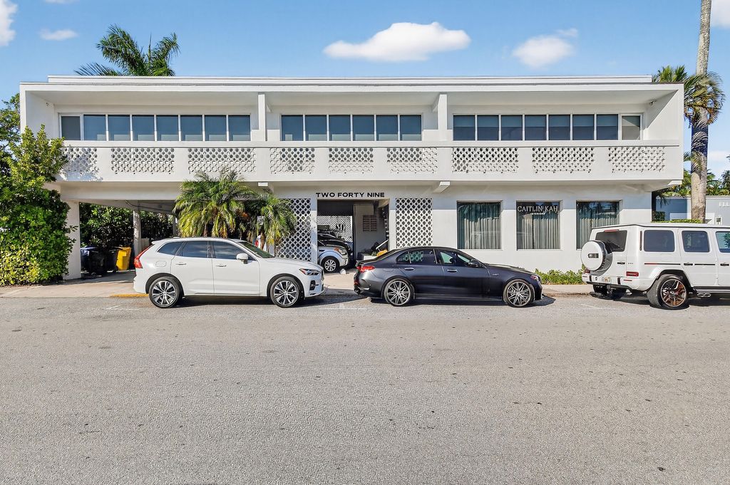 Photo of 249 Peruvian Avenue #1811, Palm Beach, FL 33480 (MLS # B26030180)