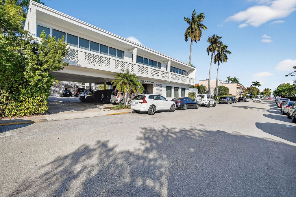 Photo of 249 Peruvian Avenue #1811, Palm Beach, FL 33480 (MLS # B26030180)
