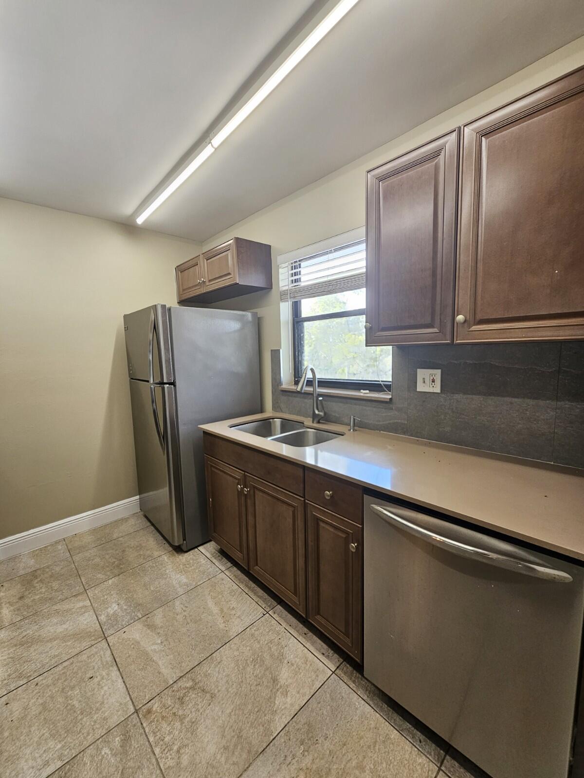 PRESIDENTIAL GOLFVIEW CONDO - Residential Lease